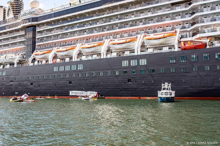 actiegroep blokkeert nederlands cruiseschip