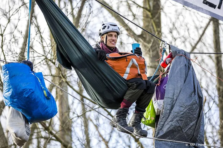 actiegroep overgebleven bezetters in bos houden het prima uit