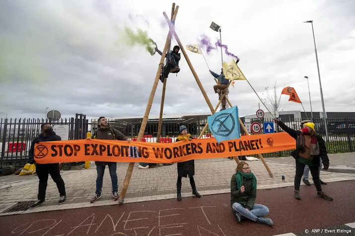 acties klimaatactivisten bij amazon in vk op black friday