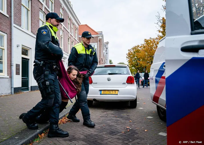 actievoerders extinction rebellion bezetten kruispunt en kantoor