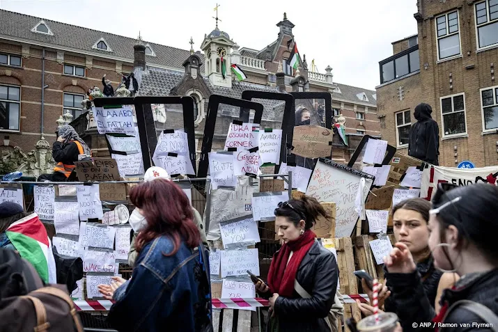 actievoerders verhogen barricade bij bezetting uva terrein