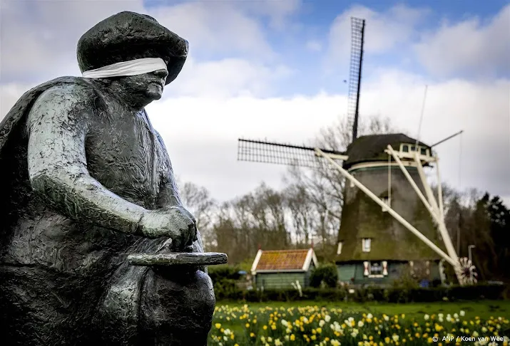 actievoerders voor klimaat voorzien standbeelden van blinddoek