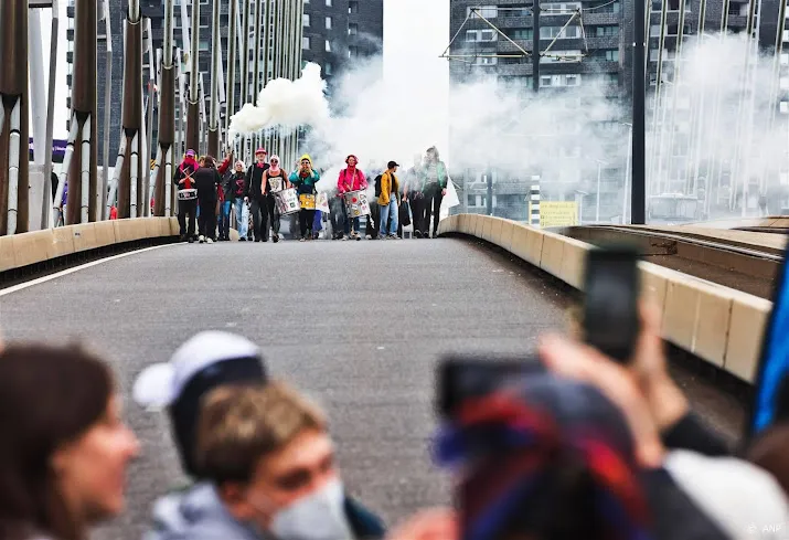 activisten bezetten erasmusbrug tijdens wereldhavendagen