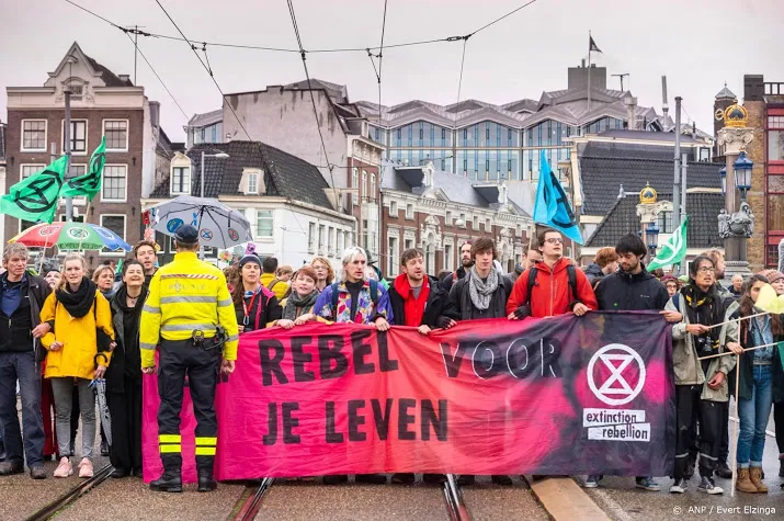 activisten gearresteerd op blauwbrug