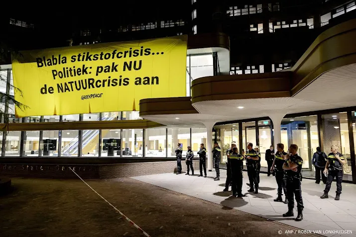 activisten greenpeace voeren actie op tijdelijk pand tweede kamer
