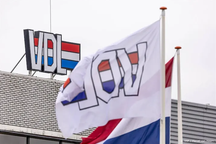 activisten planten bomen in gekapt sterrebos bij nedcar