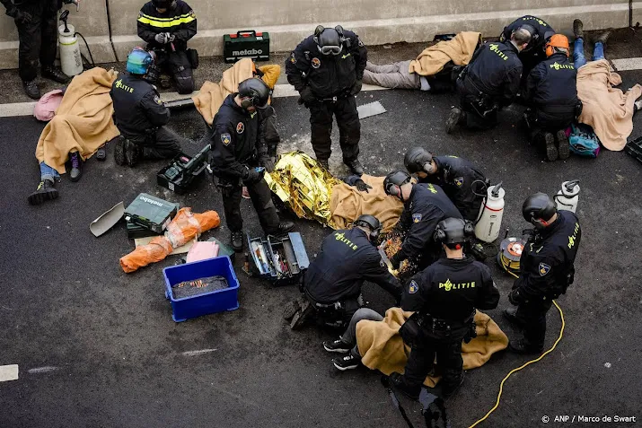 activisten van extinction rebellion blokkeren de a12 in den haag