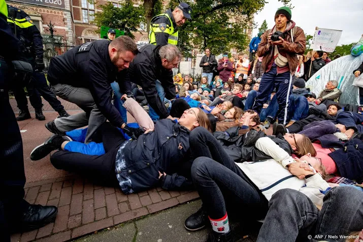 activisten verwijderd van stadhouderskade