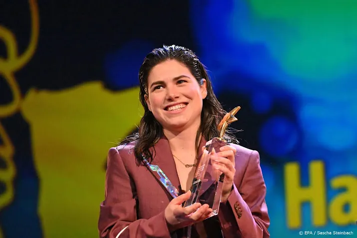 actrice hanna van vliet neemt shooting star award in ontvangst