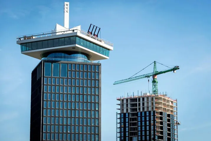 ade kunstwerk siert adam toren