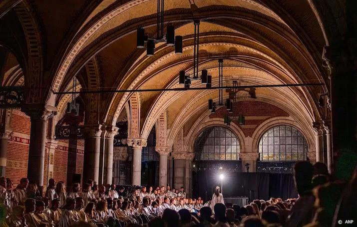 ade trapt af onder rijksmuseum
