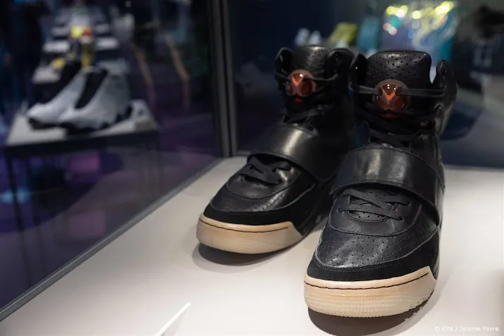 adidas weet verlies te beperken door verkoop yeezy voorraden