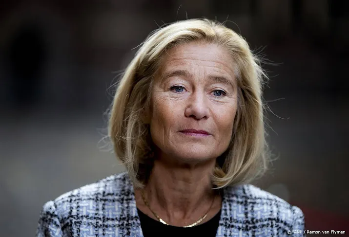 adriaansens expats zwaarder belasten voor studenten zorgelijk