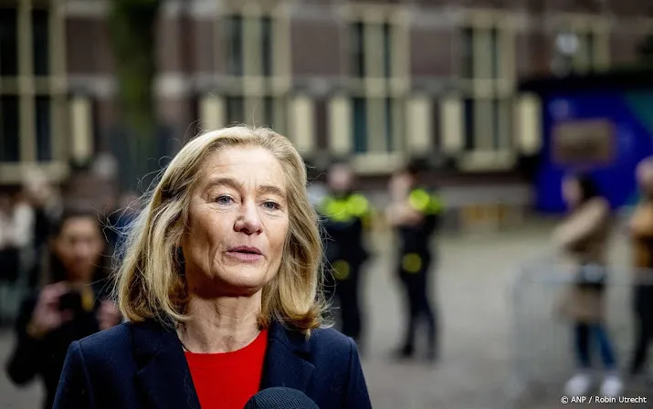adriaansens vindt het vreselijk dat multinationals weg willen