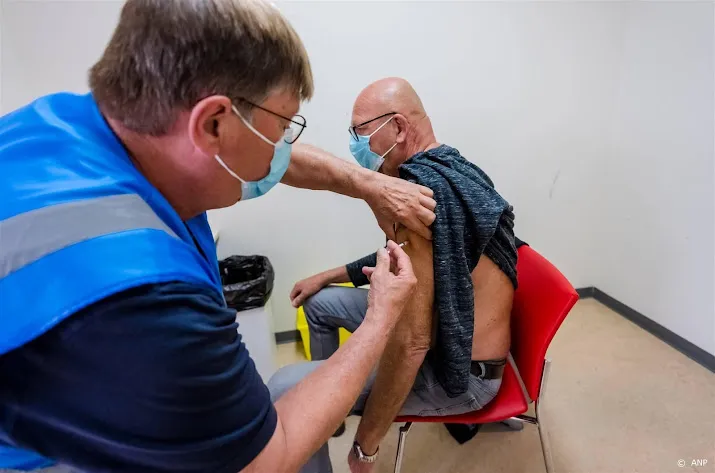 advies geef 60 plusser zorgwerker en zieke elk najaar coronaprik