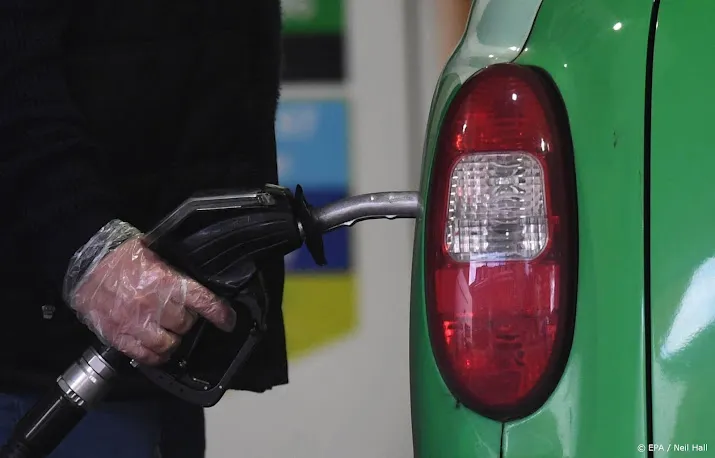 adviesprijs liter benzine komt voor het eerst boven de 220 euro