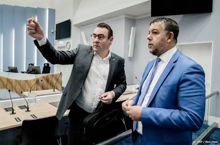 advocaat de mos geen verband donaties en handelen dus vrijspraak