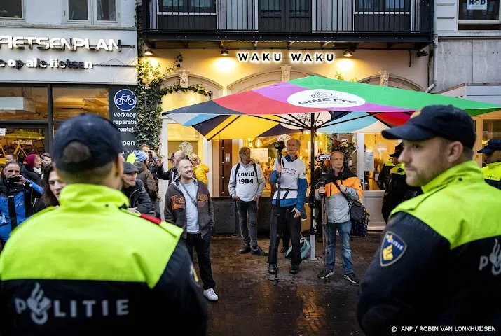 advocaat vindt stoep bij waku waku ideaal voor demonstratie