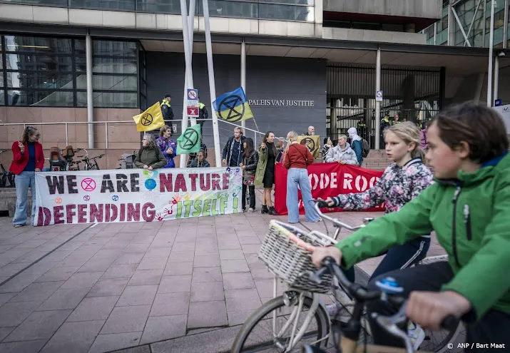 advocaten willen klimaatactivisten meisje met de parel uit de cel