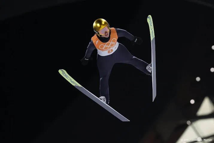afgekeurde pakken overschaduwen gemengde teamstrijd skispringen