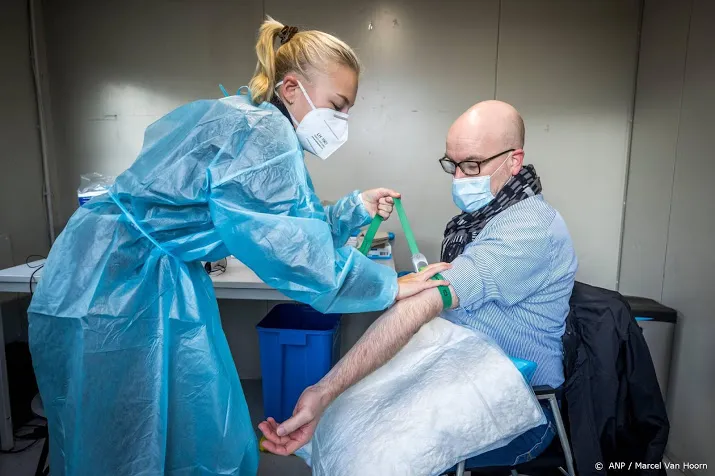 afgelopen week minder dan 44 000 nieuwe coronagevallen