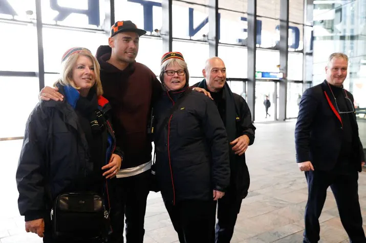 afrojack deelt rozen uit op rotterdam cs