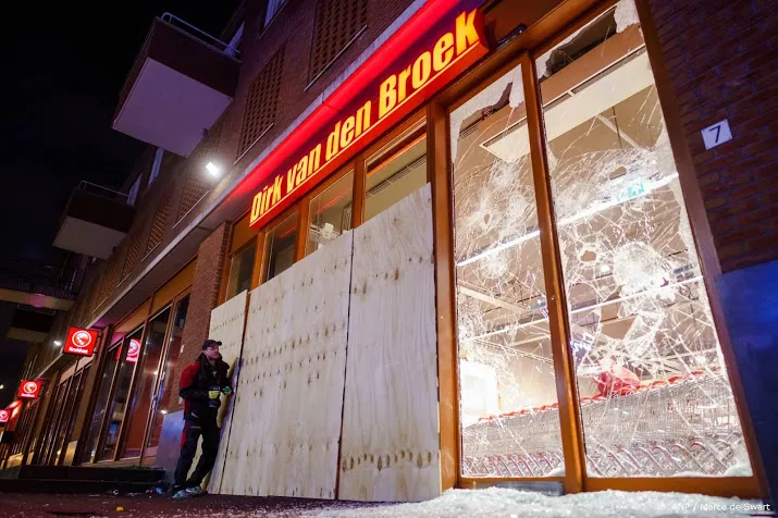 afschuw bij dirk van den broek over plundering winkel rotterdam