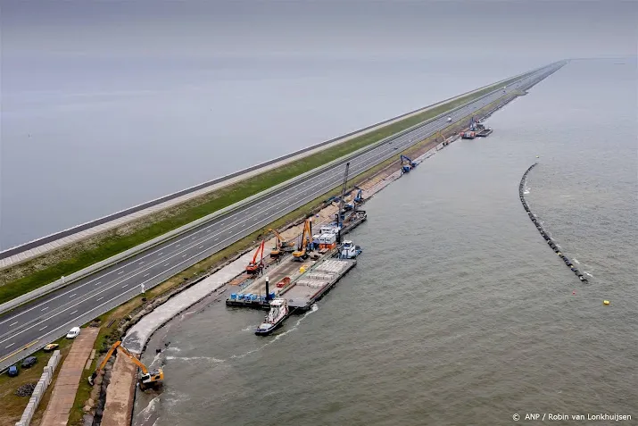 afsluitdijk dicht door storing aan brug bij den oever