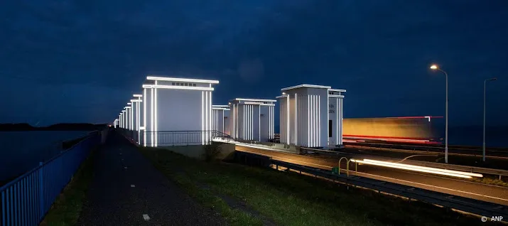 afsluitdijk in trek bij toeristen