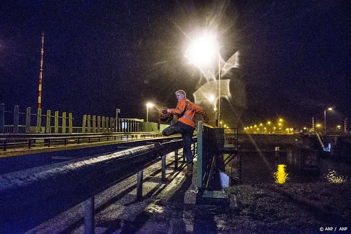 afsluitdijk naar friesland weer open na ongeluk met gewonden