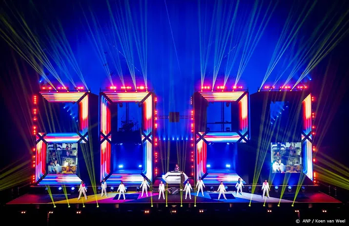 aftellen naar nieuwjaar met drone en lasershow