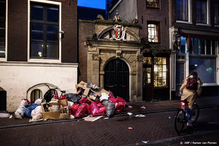 afval hoopt zich op in binnenstad amsterdam op eerste stakingsdag
