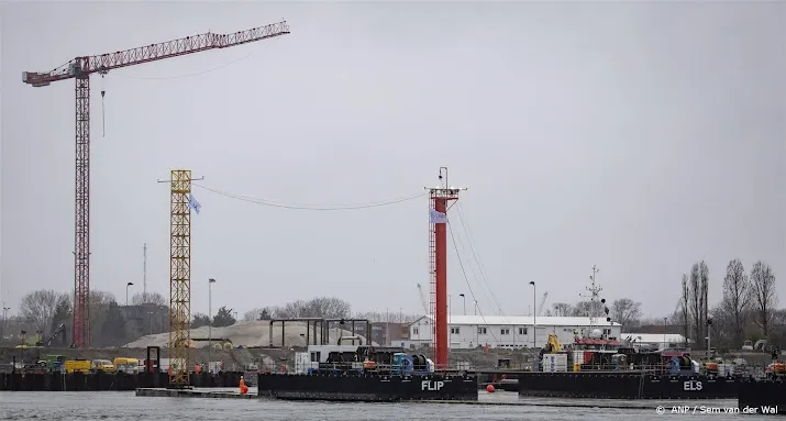 afzinken tweede deel maasdeltatunnel gestopt door gebroken kabel