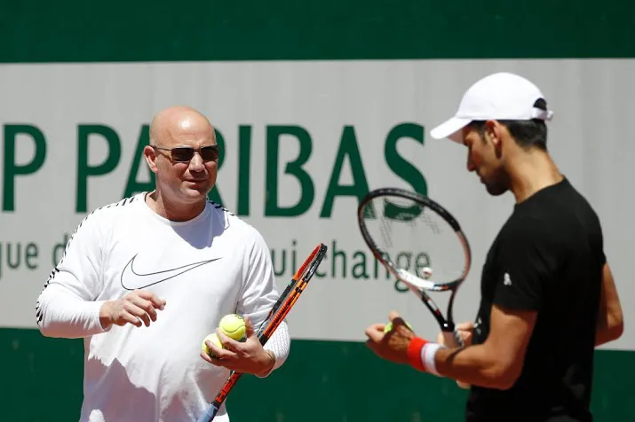 agassi niet langer de coach van djokovic