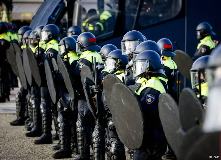 agent gewond geraakt tijdens onrustige nacht in friesland