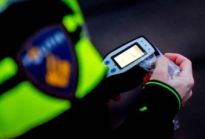 agent meegesleurd bij alcoholcontrole