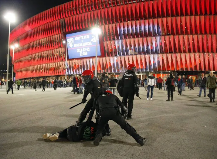 agent overlijdt bij voetbalrellen in bilbao