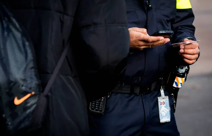 agenten bekogeld met bierflessen en eieren
