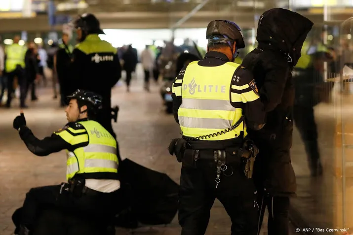agenten gebeten en geschopt in rotterdam