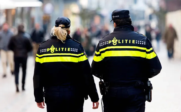 agenten gevraagd terug te komen van vakantie