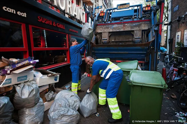 agenten gewond door botsing met vuilniswagen