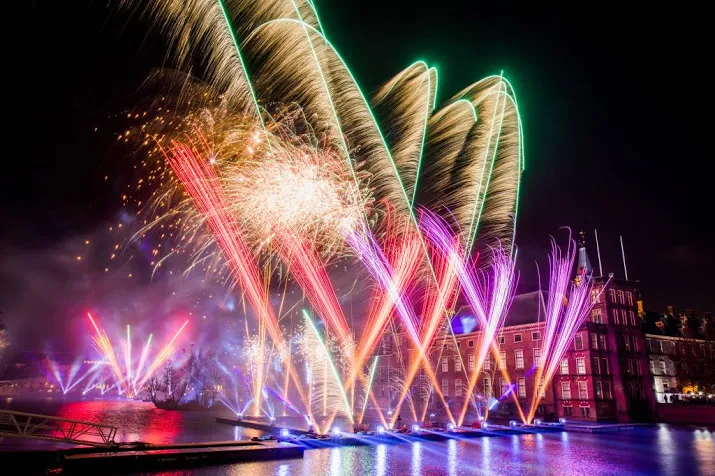 agenten met vuurwerk bekogeld in den haag