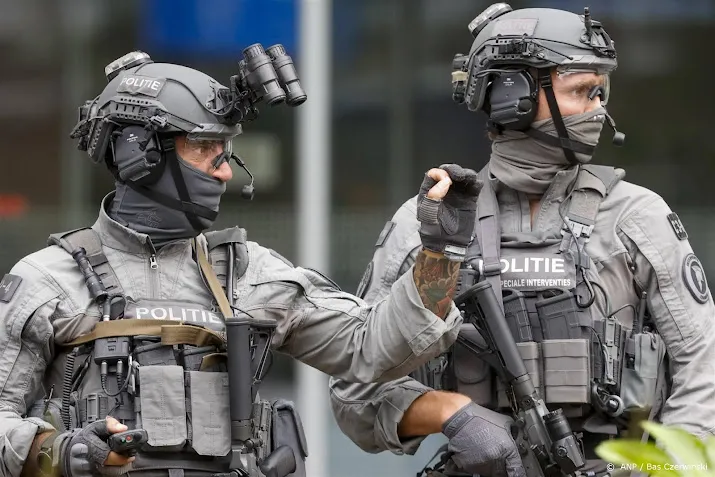 agenten zoeken slachtoffers en verschanste mensen in erasmus mc