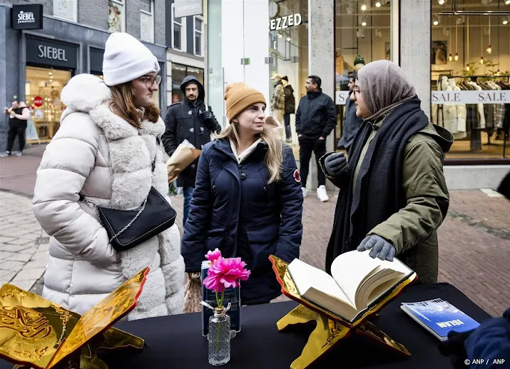 ahmadiyya moslim gemeenschap deelt 150 korans uit in arnhem