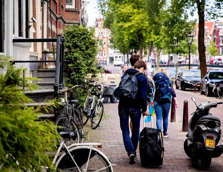 airbnb zet kwart personeel op straat vanwege coronacrisis