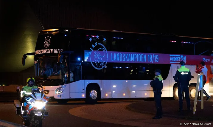 ajax bus met hard gezang onthaald bij de arena