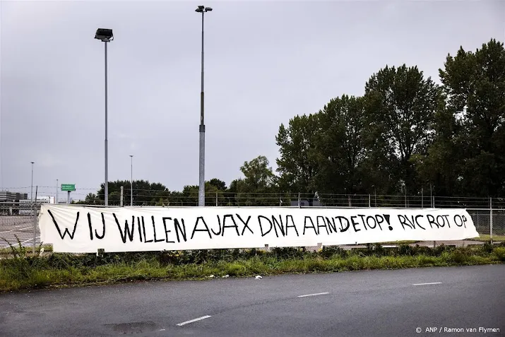 ajax fans protesteren met spandoek tegen raad van commissarissen