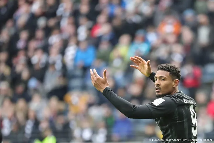 ajax heeft franse spits haller vrijwel binnen