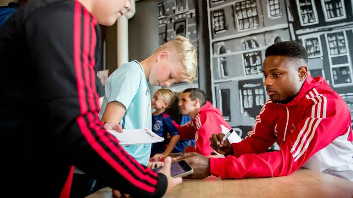 ajax start twee uur later met open dag