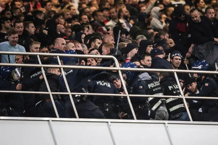 ajax stevig beboet voor wangedrag fans